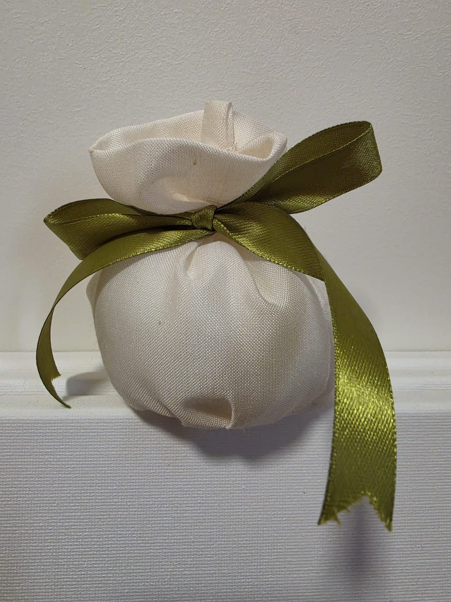 Sacchetto bomboniera verde con illustrazione, pronto per gli invitati